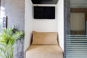 A room with a bed, a wall-mounted TV, and a staircase. - Hotel O My Stay 61 (Jaipur)