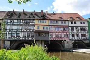 A row of traditional half-timbered houses under a stone bridge. - Holiday apartment in Erfurt with barbecue (Erfurt)