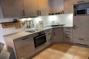 A modern kitchen with a built-in oven, a coffee maker, and a microwave. - Seepark Burhave House 33 (Butjadingen - Burhave)
