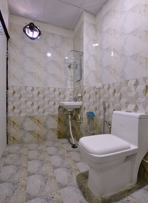 Un bagno con il WC, un lavandino e una doccia.