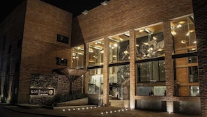 A building with a stone facade, large windows, and a sign that reads 'santuari.' - Esplendor by Wyndham San Luis Potosi Monarca (San Luis Potosi)