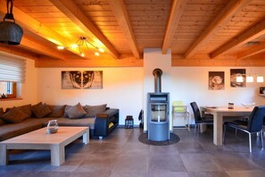 A cozy living room with a sofa, coffee table, and a fireplace. - Holiday home with 2 bedrooms (Lechbruck am See)