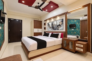 Une chambre à coucher moderne avec un grand lit, une armoire, un miroir et des œuvres d’art accrochées au mur.