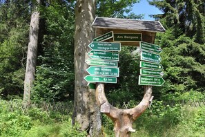 A directional signpost with multiple green arrows pointing to various destinations and distances. - Holiday home in Floh-Seligenthal with sauna (Floh-Seligenthal)