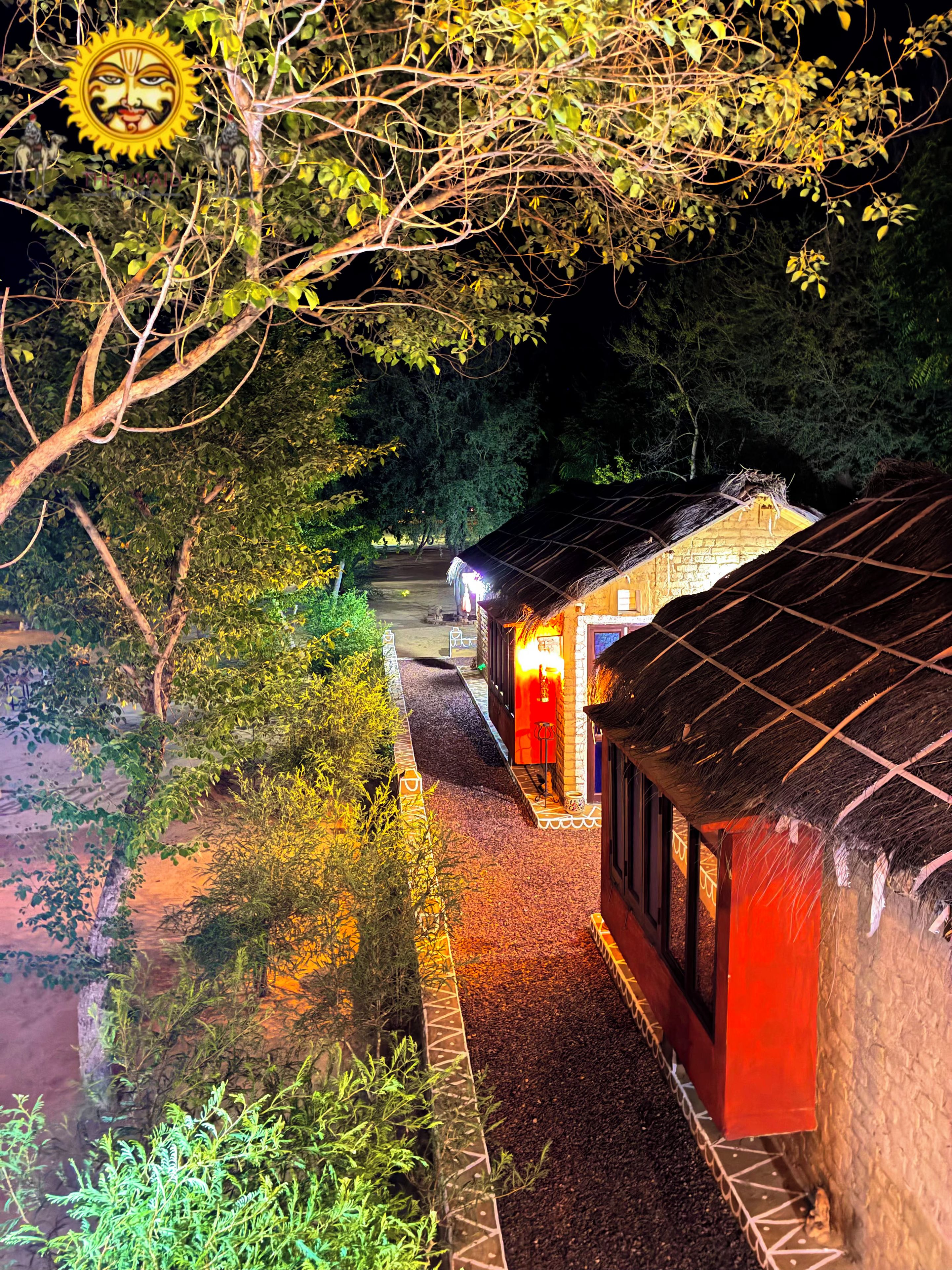 Un edificio tradicional con techo de paja, situado junto a una vía de tren.