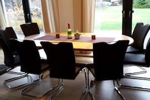 A conference table with chairs, a bottle, and a small plant. - Holiday apartment with 2 bedrooms (Heidesee)