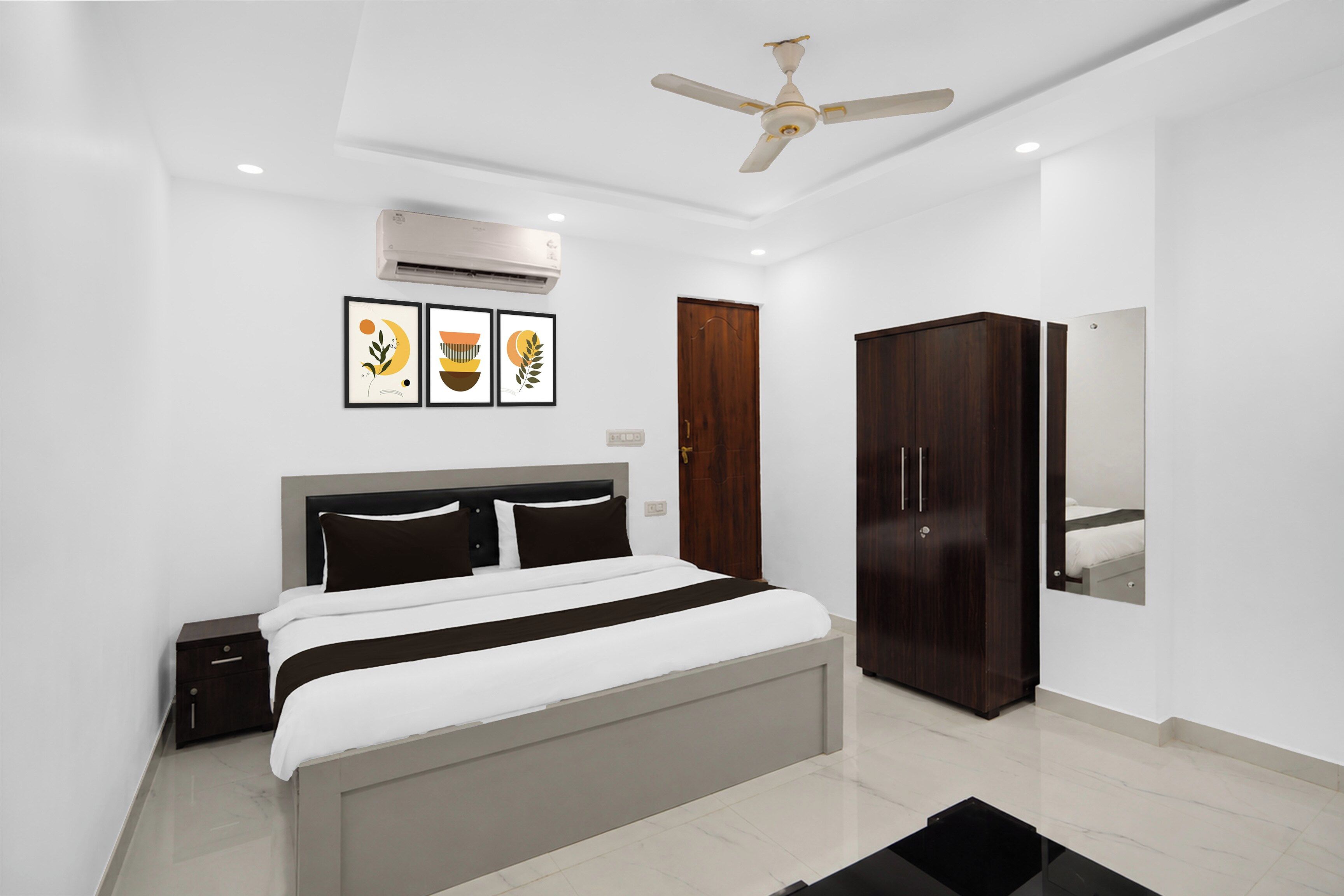 Une chambre moderne avec un lit, une armoire et un ventilateur de plafond.