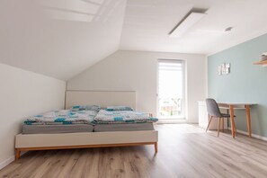 A bedroom with a bed, a desk, and a chair. - Holiday home South Harz (Neustadt\/Harz)