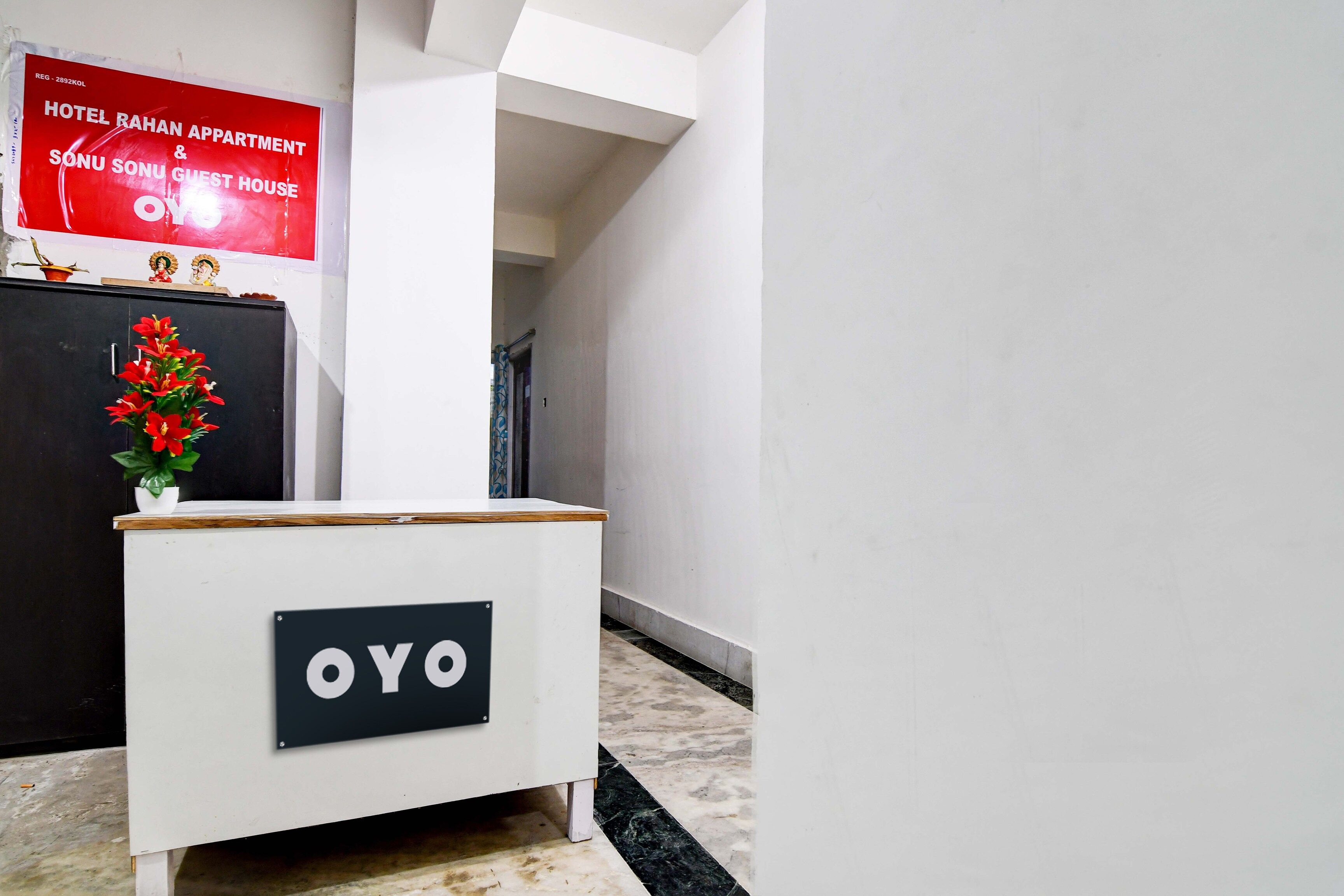 Una mesa de recepción con un letrero que dice 'OYO' en el vestíbulo de un hotel.