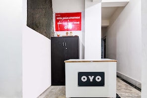 Ein Korridor mit einem schwarzen Schrank und einem weißen Podest mit 'OYO'-Branding.