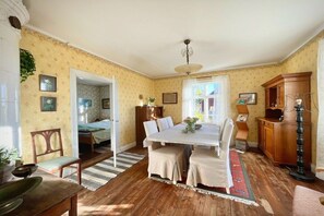 A room with a dining table, chairs, a wooden cabinet, and a chandelier. - Holiday home in Tenhult with swimming pool (Tenhult)