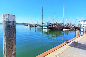 A marina with boats docked, a wooden post, and a clear blue sky. - Holiday apartment with 1 bedroom (Maasholm)