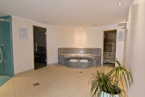A bathroom with a stone sink, a potted plant, and a tiled floor. - Lord Nelson, 5th floor (Cuxhaven)