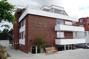 A modern building with a brick facade, a flat roof, and a sign that reads 'Residenz Naturdüpe.' - Residence Naturdüne Apartment 4 (Cuxhaven Duhnen)