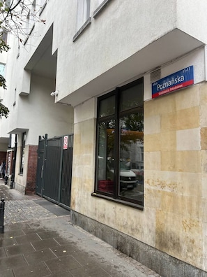 A building with a sign reading 'Poznańska' and a closed metal gate. - Lumina 2BR Apt in the Center I 8 guests (Warszawa)