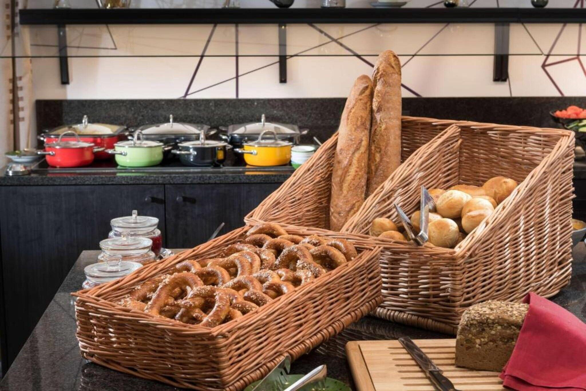 Un piano di lavoro della cucina con diversi alimenti e utensili.