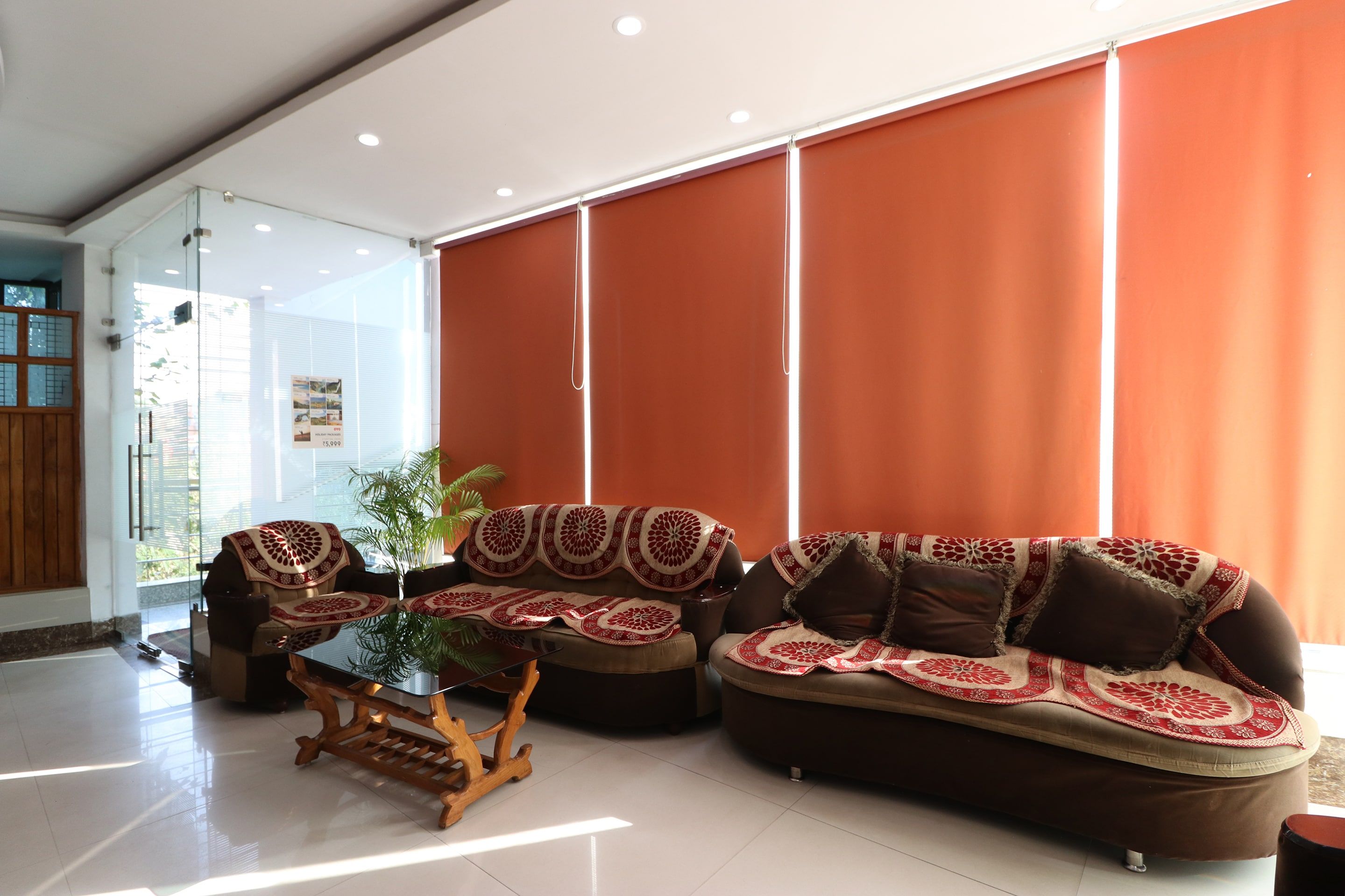 Una sala de estar moderna con sofá, sillones y una mesa de centro.