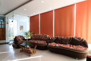 A modern living room with a sofa, armchairs, and a coffee table. - Hotel O Misti Inn (Jamshedpur)