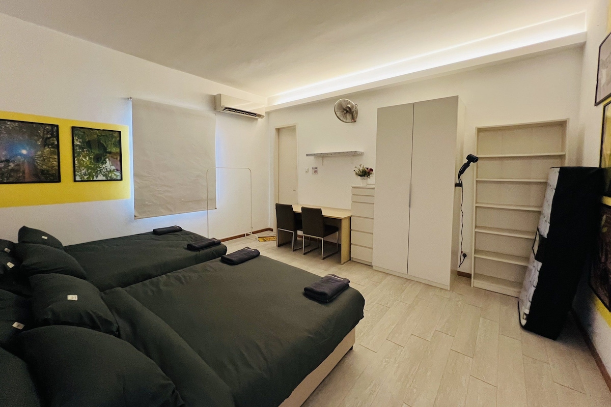 Quarto com cama, escrivaninha, cadeira e guarda-roupa.