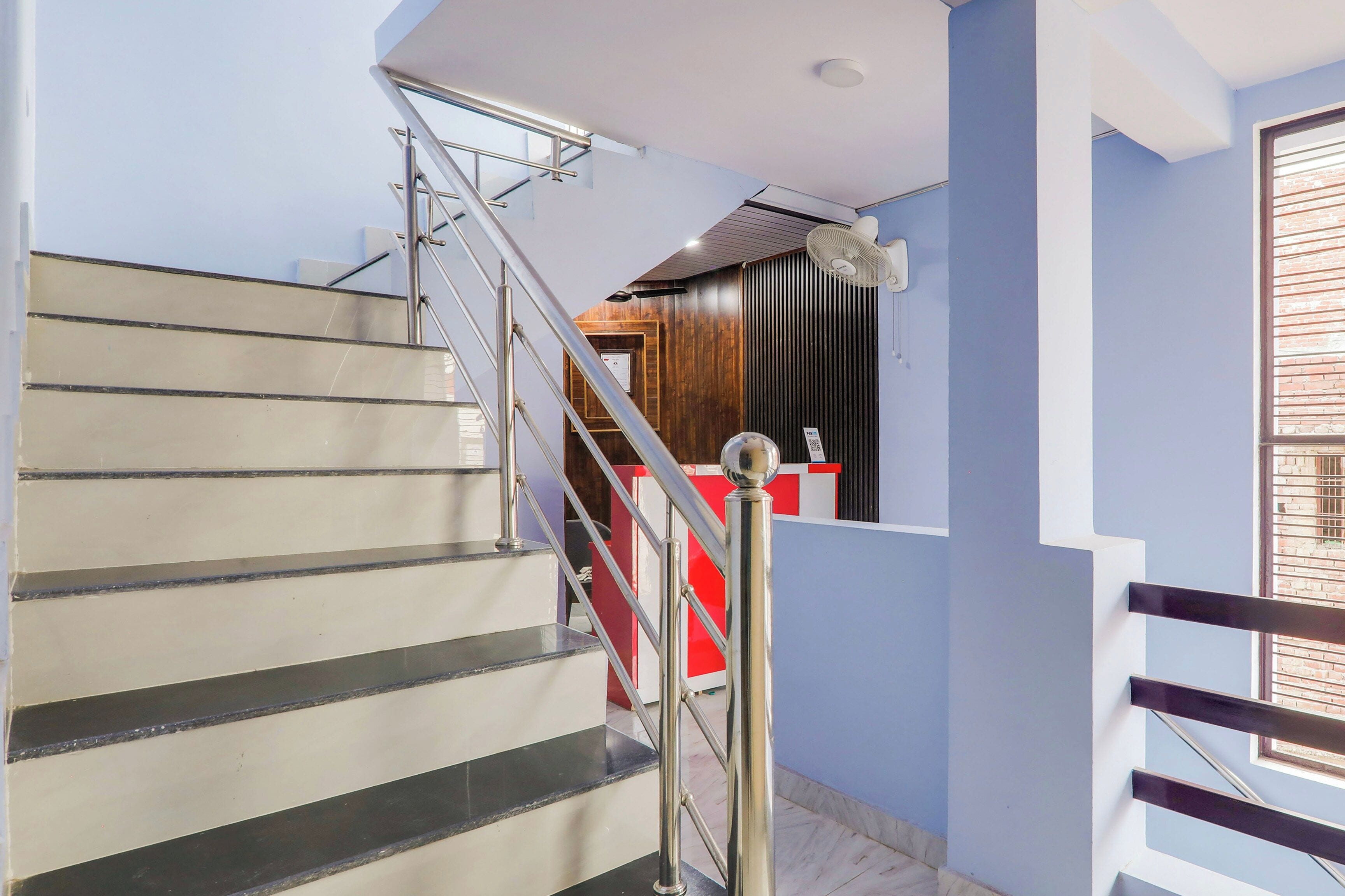 Un escalier avec des rampes en métal menant à un palier.