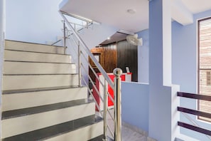 Una escalera con barandillas metálicas que lleva a una plataforma.
