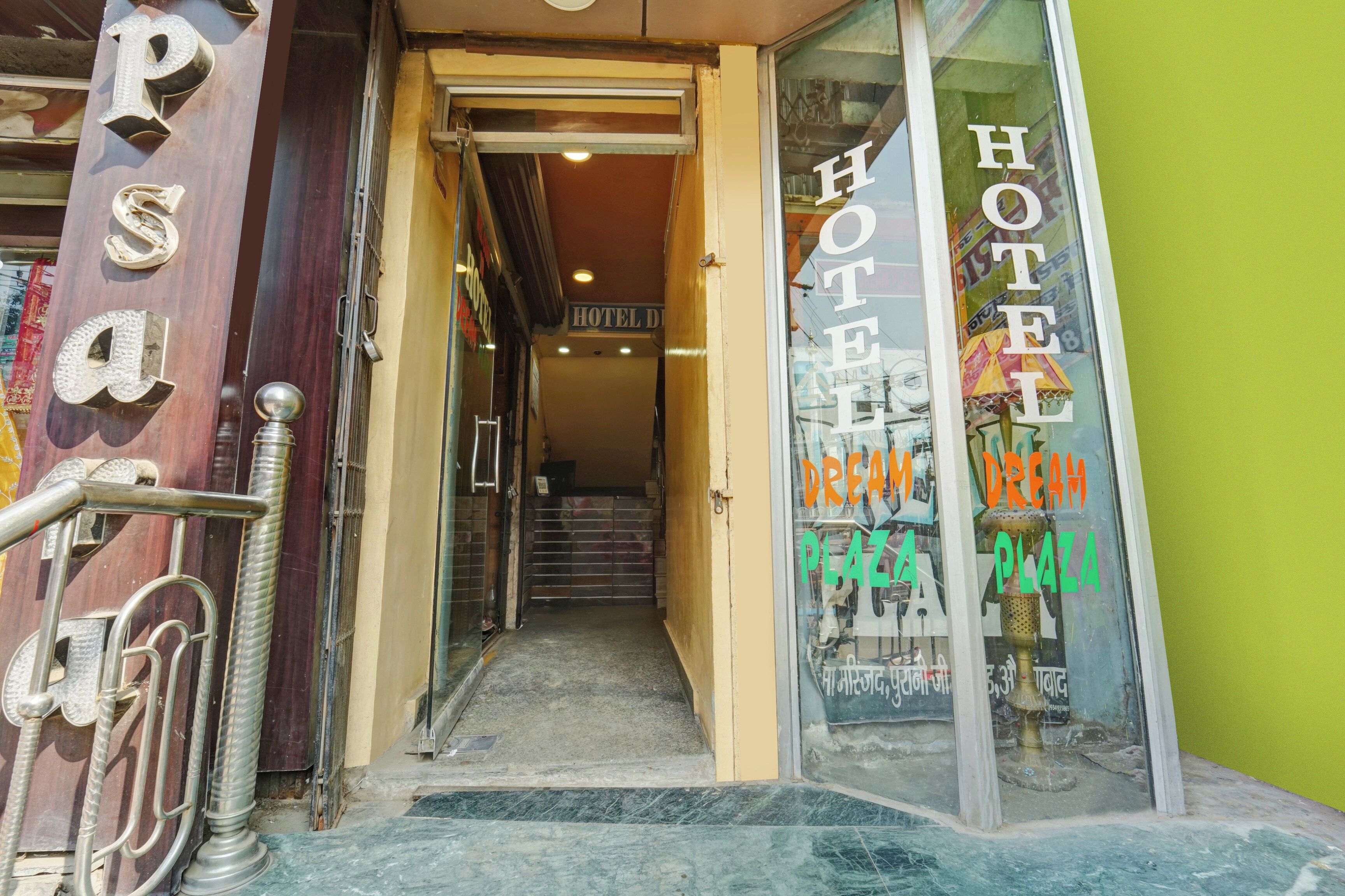 Una entrada de hotel con una escalera visible que conduce al interior.