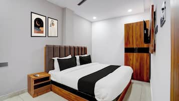 Un dormitorio moderno con cama, mesita de noche, armario y ventilador de techo.