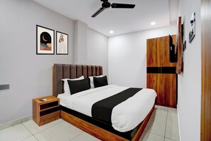 Un dormitorio moderno con cama, mesita de noche, armario y ventilador de techo.