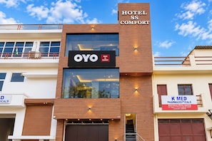 A hotel with a sign for 'HOTEL SS COMFORT' and 'OYO Hotel'. - Hotel O SS Comfort (Lucknow)
