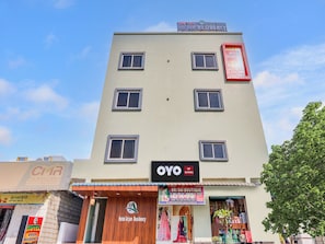 A multi-story building with signs for Hotel Arjun Residency, OYO, and Sri Sai Boutique. - Hotel O Arjun Residency (Khammam)
