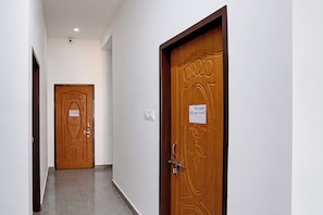 Un pasillo con dos puertas de madera, una con un letrero que dice 'Welcome' y otra con un letrero que indica 'Habitación 101'.