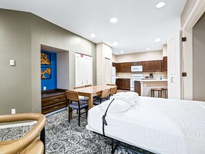 Room - 3BR near West Entrance, Pool, Hot Tub, Game Room (West Yellowstone)