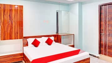 Un dormitorio con cama, armario de madera y espejo.
