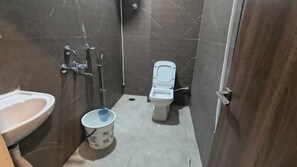 Un bany petit amb vàter, bidet i rentapel.