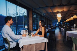 Een koppel dineert in een restaurant met uitzicht op het omliggende landschap.