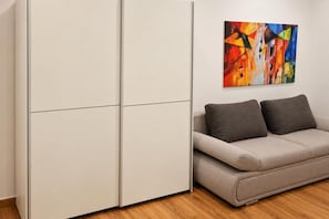 Living area - Curtain Call Vienna 1BR near Stadthalle (Vienna)
