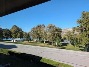 En parkeringsplats med fri utsikt över en sjö och träd i bakgrunden.