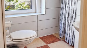 A bathroom with a toilet, a window, and a shower curtain. - Just the Two of Us Vienna near Westbahnhof (Vienna)