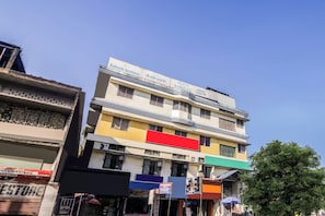 Un edificio de varios pisos con señalización para Aakash Institute y Jorhat Centre.