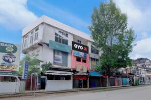 A multi-story building with a prominent black sign for 'OYO Hotel AB Atishalal' on the second floor. - Hotel O RB Atithisala (Jorhat)