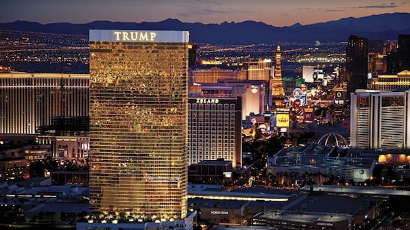 Un paisaje urbano con un edificio destacado que dice 'TRUMP' y otro edificio que dice 'ISLAND'.