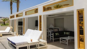 Habitació d'hotel moderna amb un llit, seients de relaxació, un sofà i una taula petita.