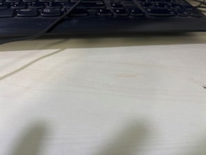 Een toetsenbord op een lichtgekleurd oppervlak, mogelijk een bureau of tafel.