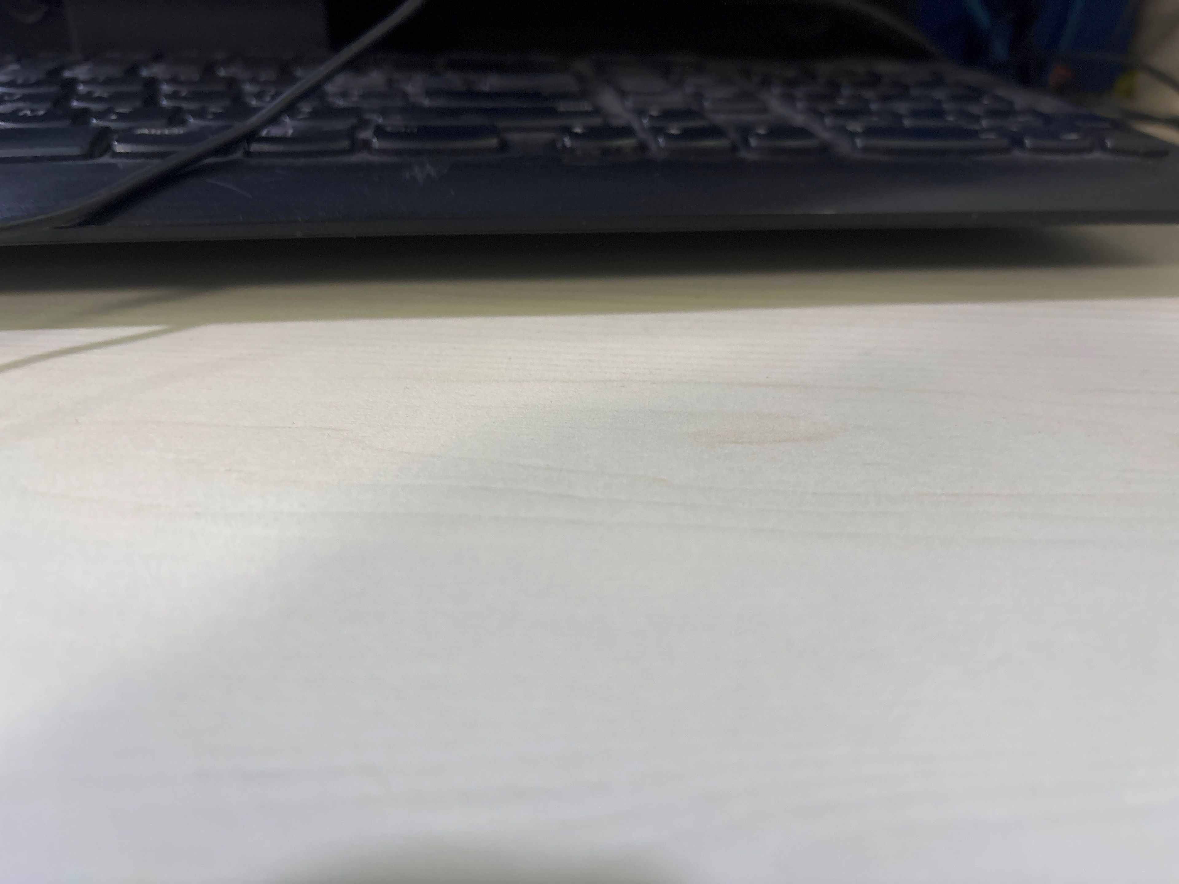 Un teclado sobre una superficie plana.