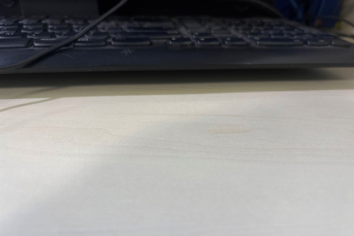 Un teclado sobre una superficie plana.