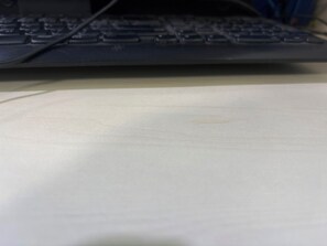 Un teclado sobre una superficie plana.