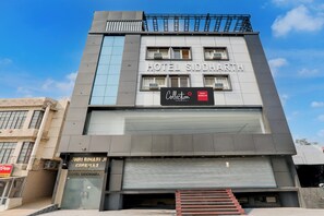 Un hotel moderno con un letrero destacado que dice 'HOTEL SIDDHARTH' y un logo 'Collection'.