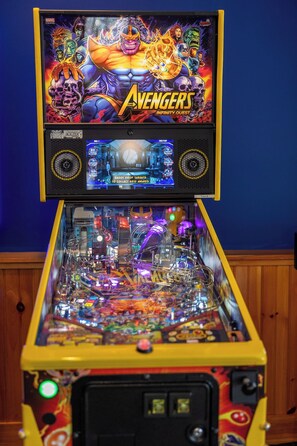 Un flipper sur le thème de « Marvel Avengers Infinity Quest », doté d’un grand écran et d’une zone de jeu aux couleurs vives.