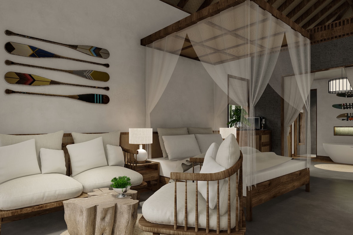 Un dormitorio con cama a dosel, un sofá, una mesita de centro y esquíes colgados en la pared.