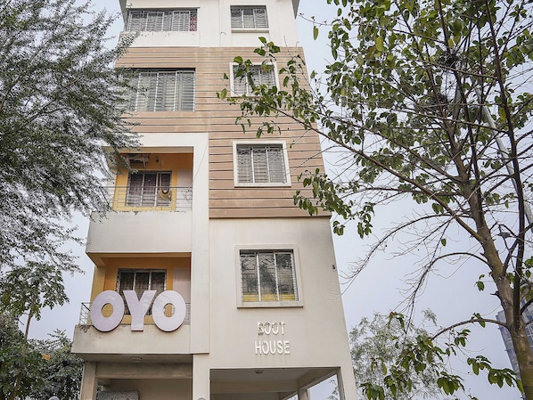 Un edificio de varios pisos con un letrero que dice 'BOOT HOUSE'.